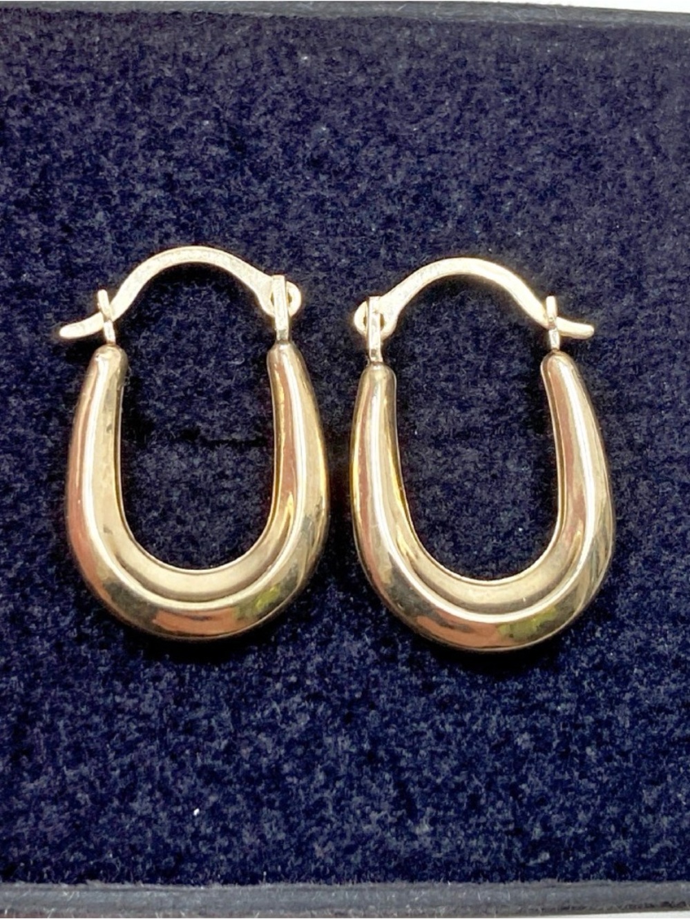 10k Solid Yellow Gold Oblong Hollow Hoop Earrings (.69 inch) (.45 gram)